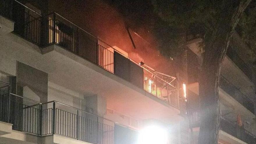 L’explosió d’una bombona de butà en un pis obliga a desallotjar un centenar de veïns i deixa quatre ferits lleus a Blanes