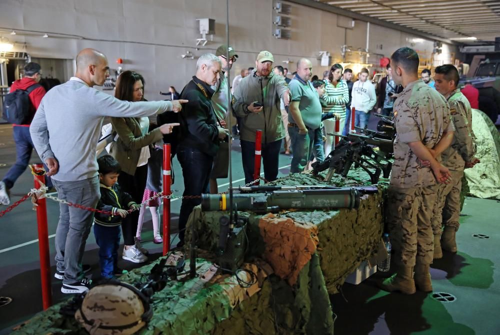 Cientos de personas han subido a bordo del portaeronaves más grande de la Armada española