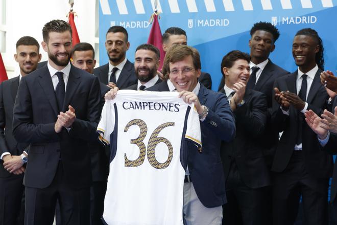 El Real Madrid recibe el trofeo de su trigésimo sexta Liga e inicia las celebraciones