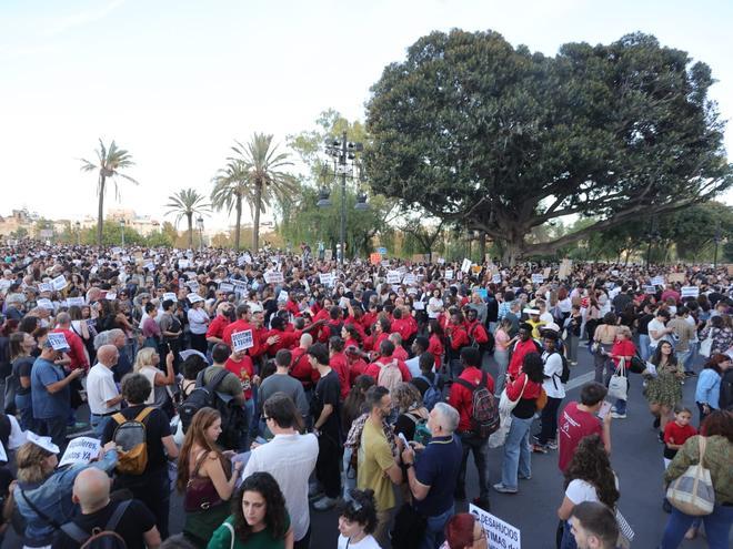 Manifestación en València contra la especulación con la vivienda bajo el lema "València s'ofega"