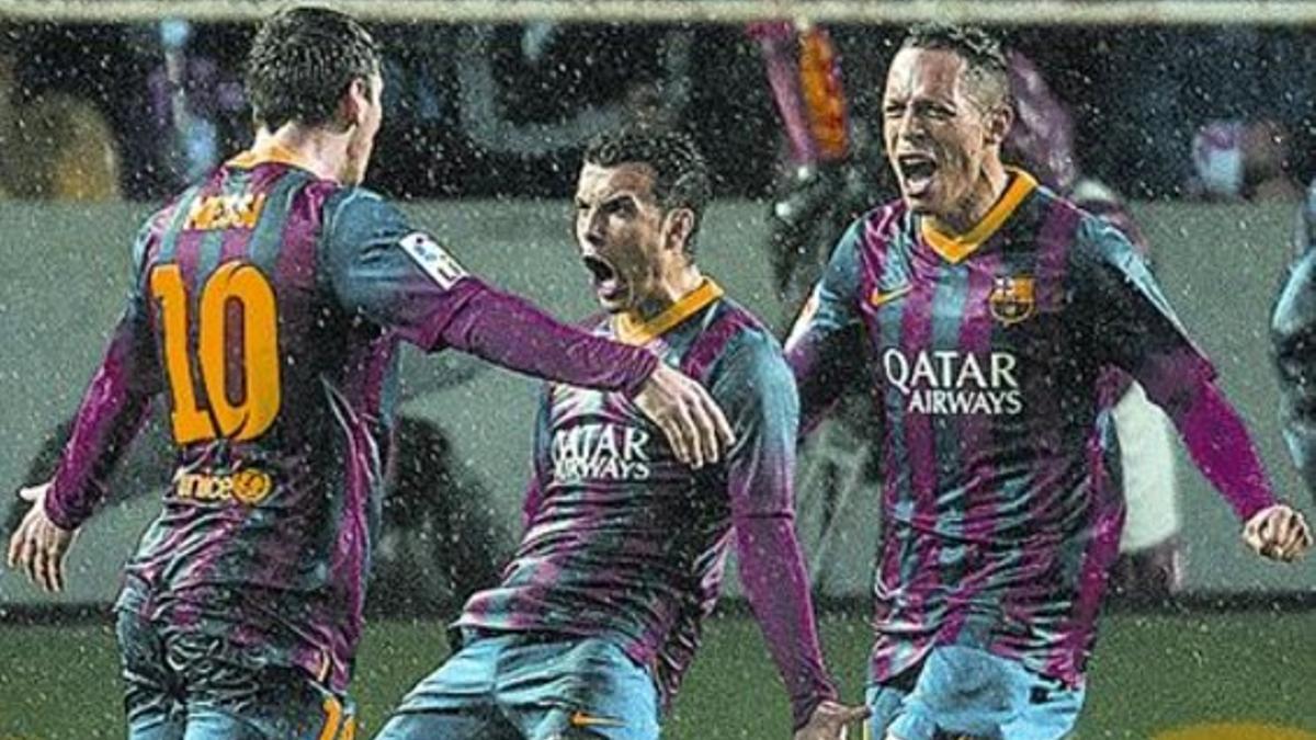 Adriano y Pedro felicitan a Messi por su primer tanto.