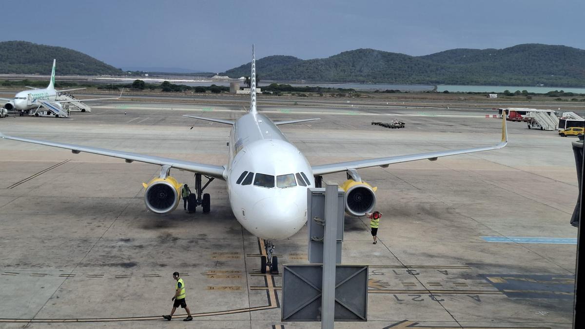 Avión estacionado en la plataforma de la zona aire del aeropuerto de Ibiza, este verano.