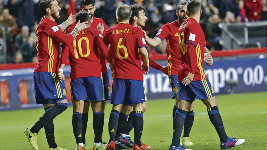 Sergio Ramos, Thiago, Diego Costa, Iniesta, Silva, Carvajal y Jordi Alba celebran uno de los goles frente a Israel.
