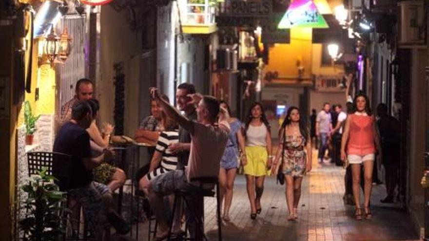 Jóvenes se divierten por las noches en los pubs de Benidorm