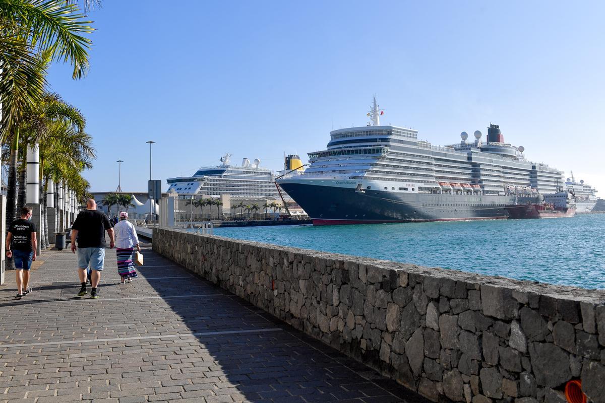 Cruceros en el muelle Santa Catalina del Puerto de Las Palmas.