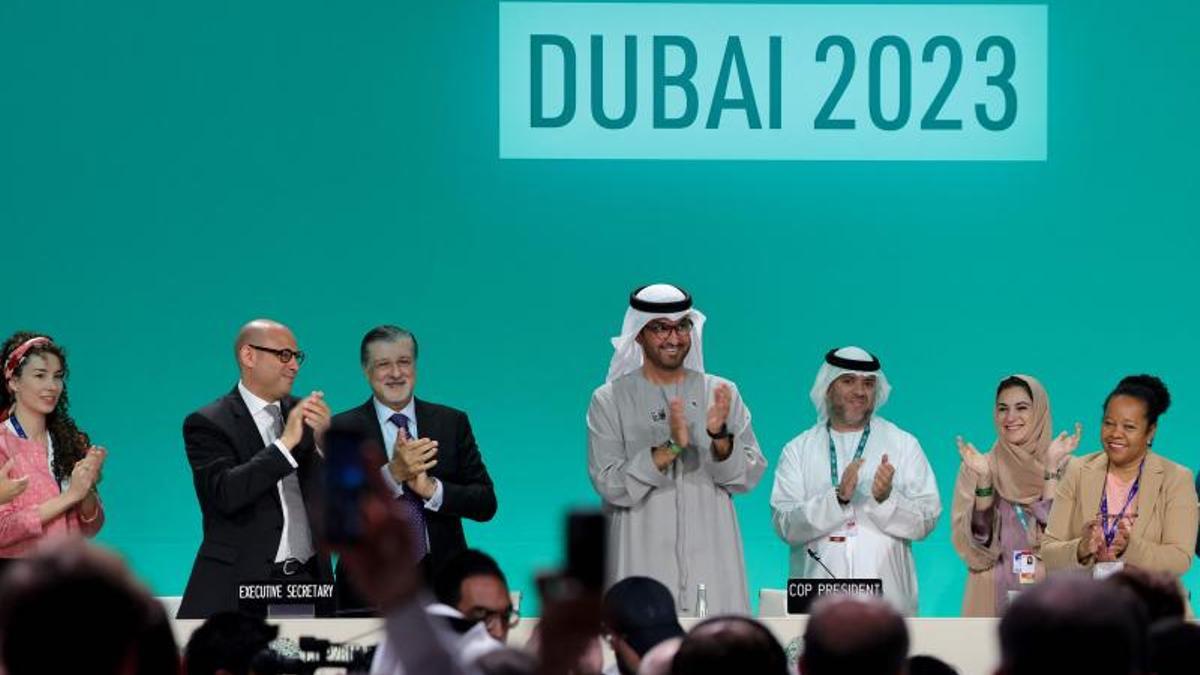 Momento de aprobación del acuerdo final de la cumbre del clima.