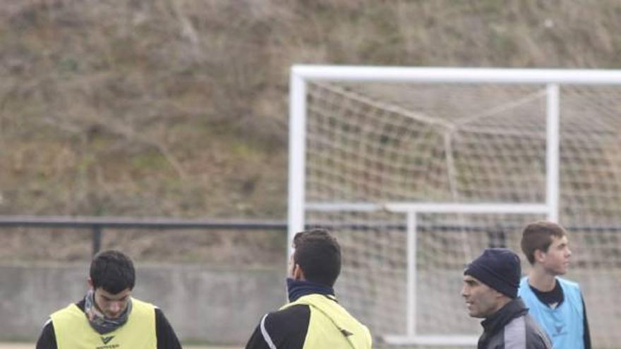 Antonio Calvo Coria alecciona a sus jugadores en un entrenamiento.