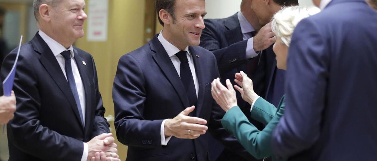 El canciller alemán, Olaf Scholz, y el presidente francés, Emmanuel Macron, durante la cumbre de Bruselas de la semana pasada.