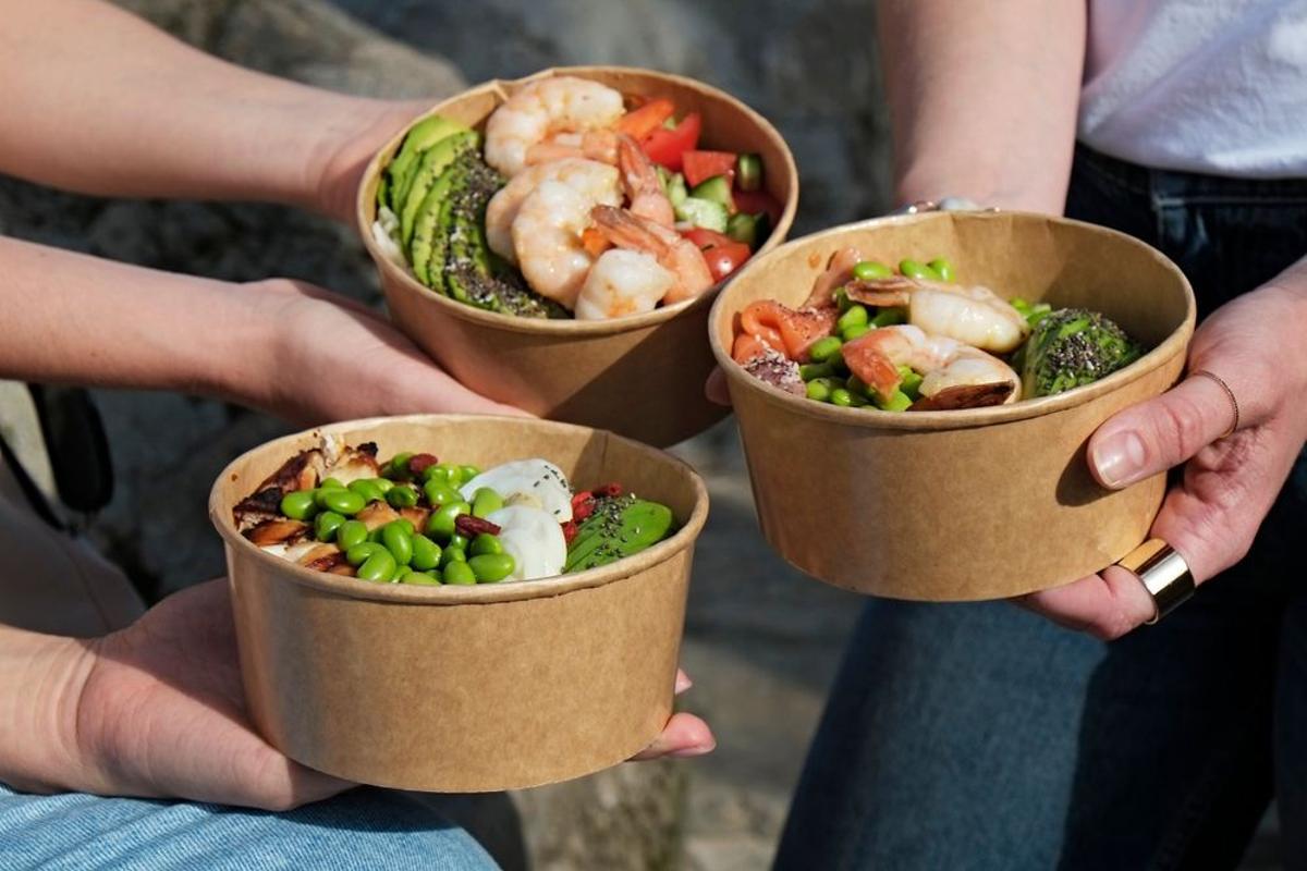 Una imagen de tres poke bowls.