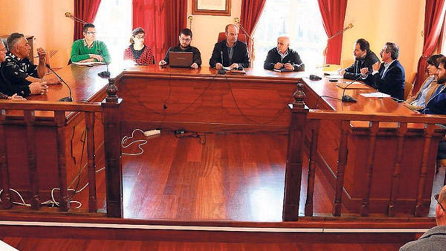 La reunión de ayer contó con representantes de las administraciones y de los colectivos sociales.  // G.N.