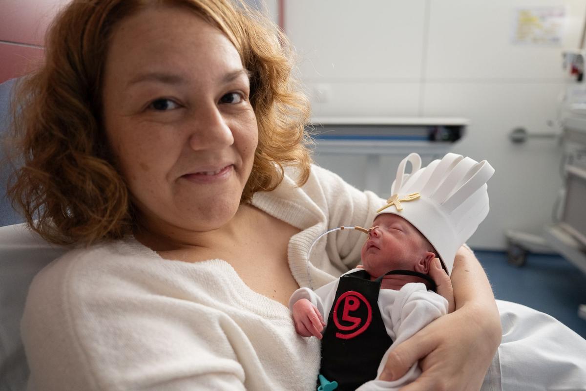 Los bebés ingresados en la UCI neonatal del Clínic se convierten en pequeños cocineros por Carnaval