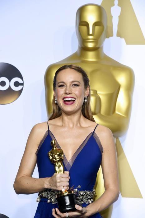 Brie Larson sostiene el Oscar a la mejor actriz en un papel principal de 'Room'