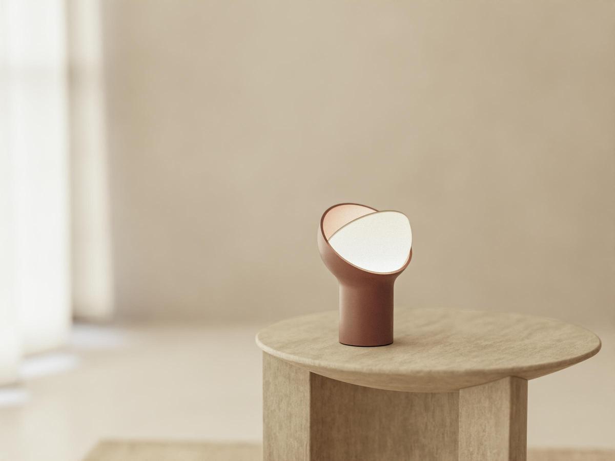 La primera colección incluye lámparas, maceteros y varios muebles de diseño distintivo.