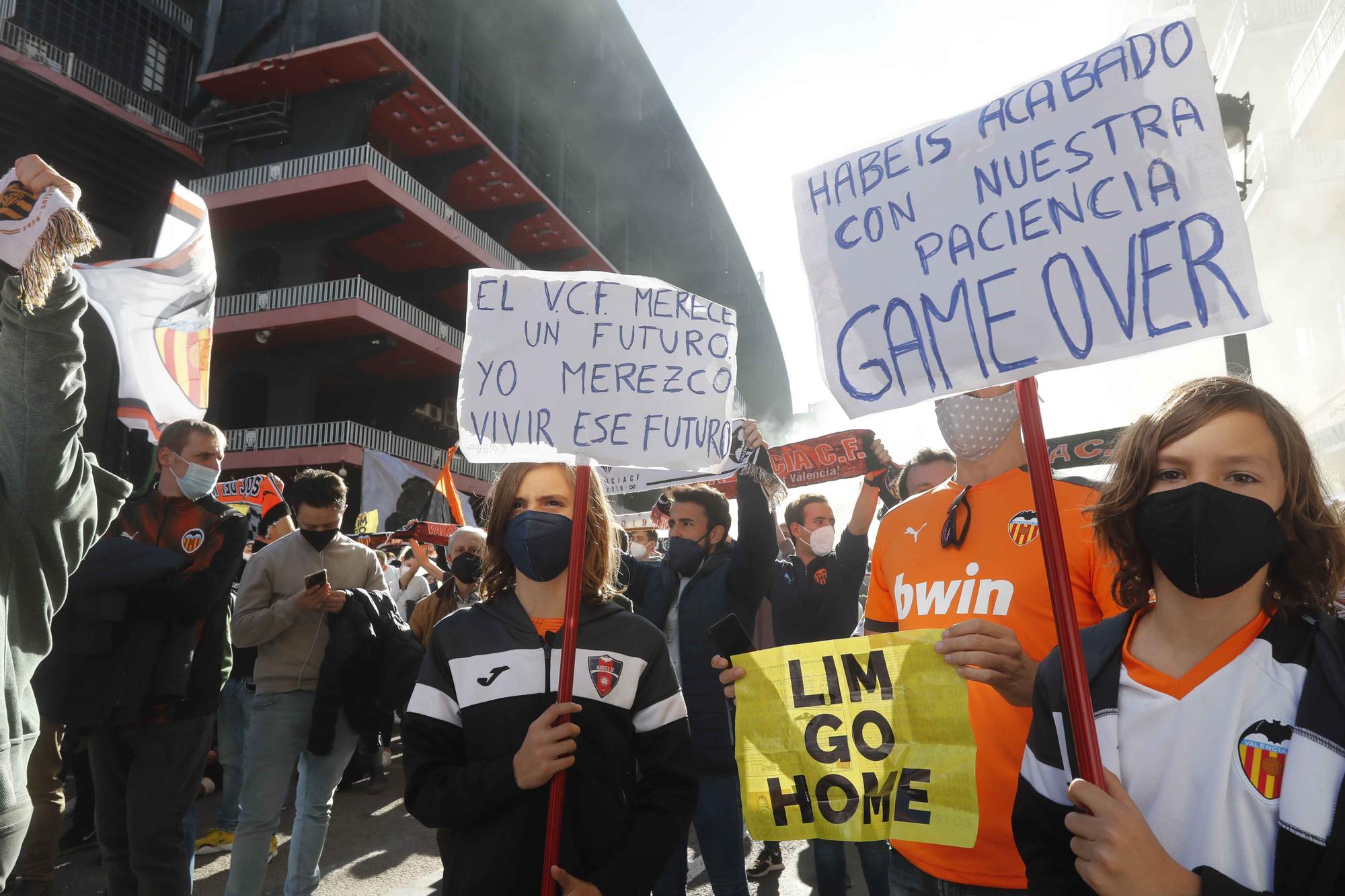 Manifestación contra Peter Lim