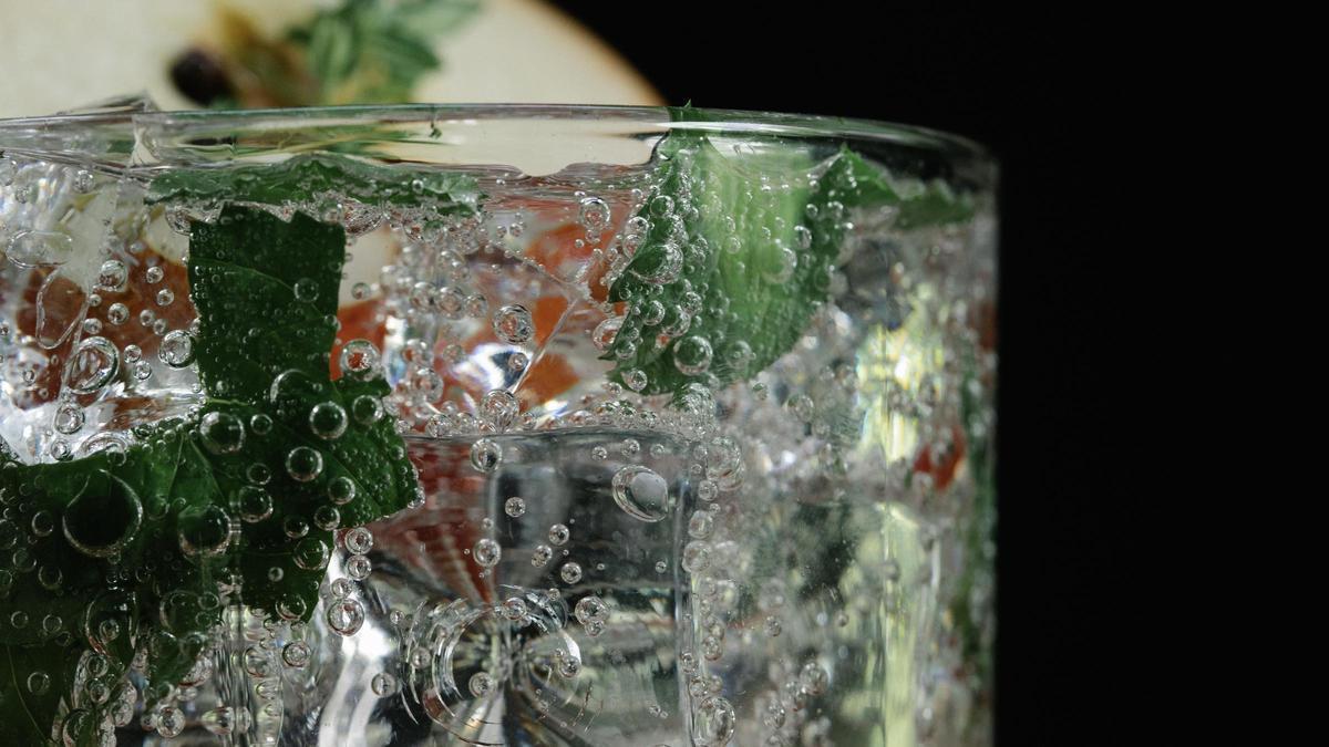 El agua con gas emerge como una alternativa saludable a otras bebidas.