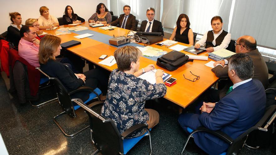 Pérez Ares, en la cabecera, junto a inspectores y directores de centros e institutos de la ciudad. // R.G.