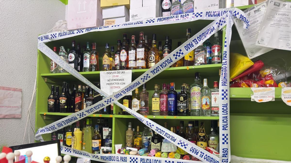 La Policía Local de Elche bloquea 7.500 botellas de alcohol en dos comercios durante las Fiestas por vender a menores