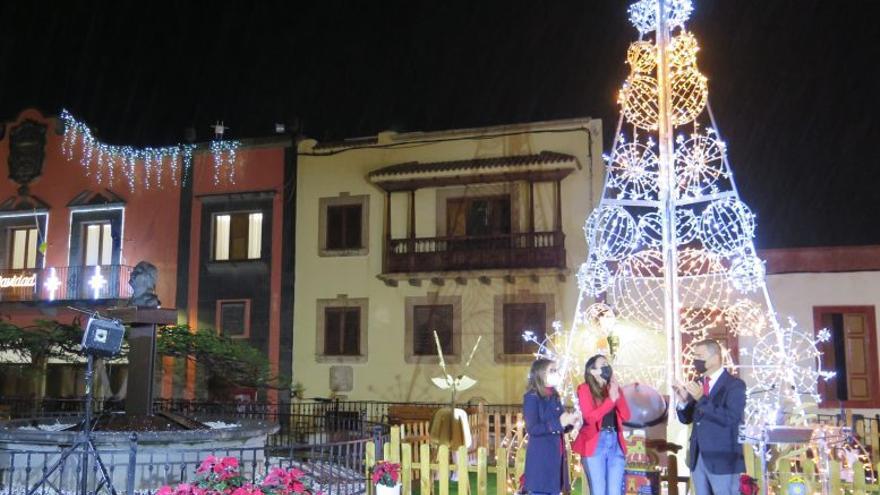 El alumbrado navideño de las plazas y calles da el pistoletazo de salida a las fiestas.