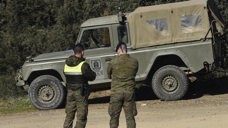 Militares acordonando el lugar donde fallecieron los dos efectivos en la base de Cerro Muriano