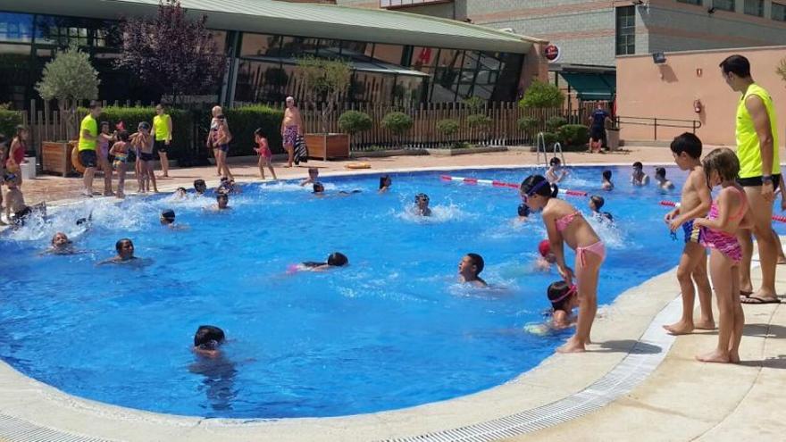 El primer baño de los alumnos de la escuela de verano