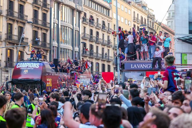 ¡De locos! Las mejores imágenes de una ciudad entregada al Barça