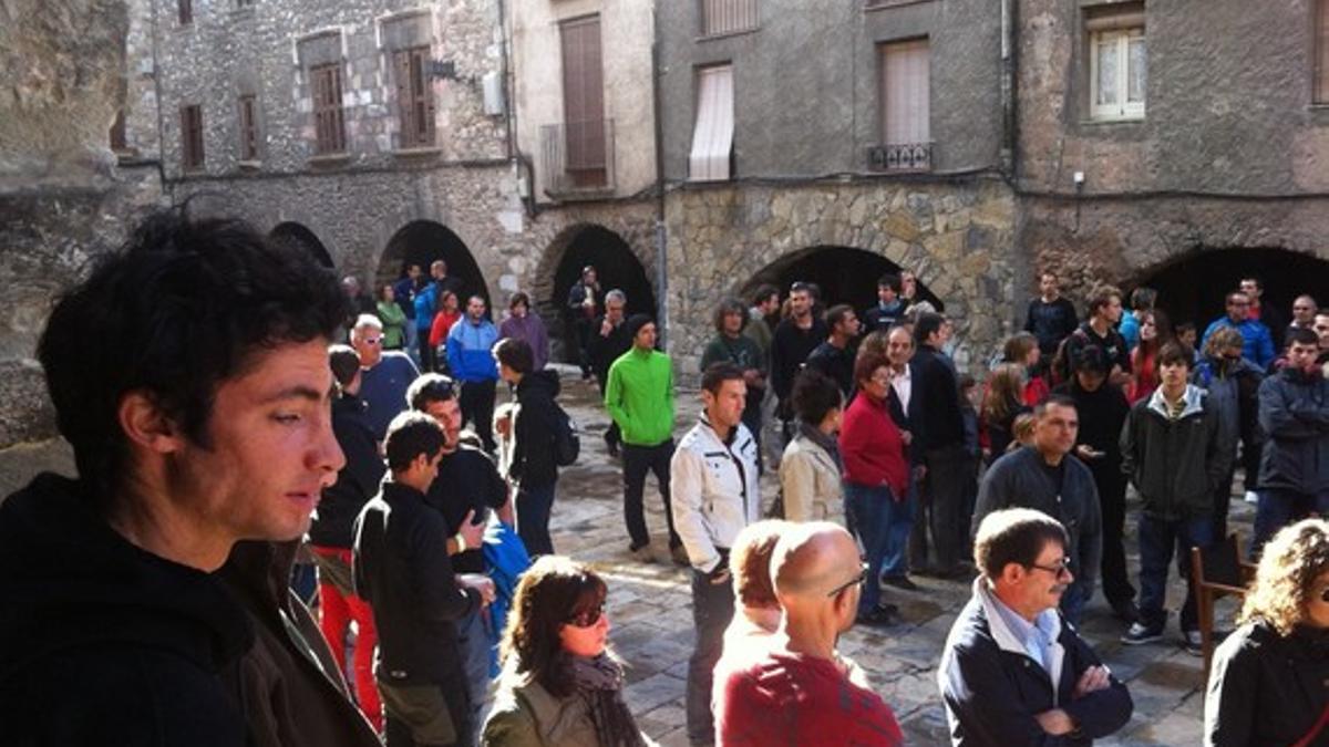 Kilian Jornet, en primer plano, en el minuto de silencio, en Bagà