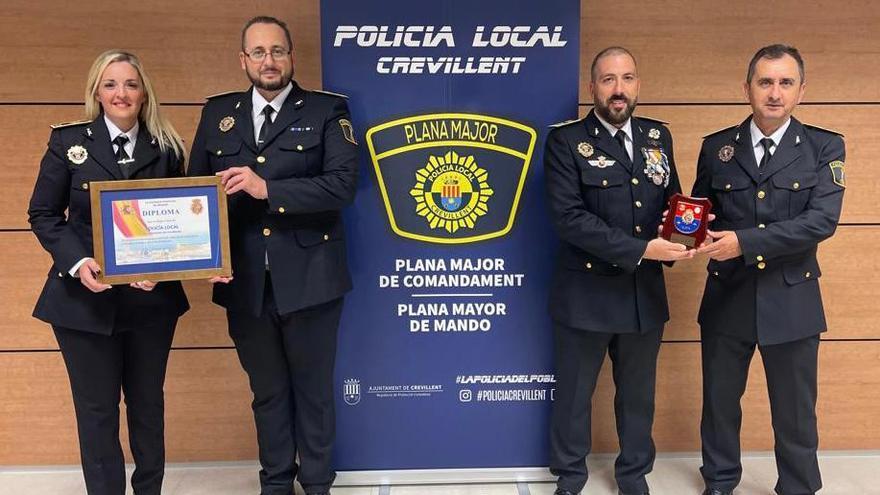 Mandos de la Policía Local de Crevillent muestran las distinciones.