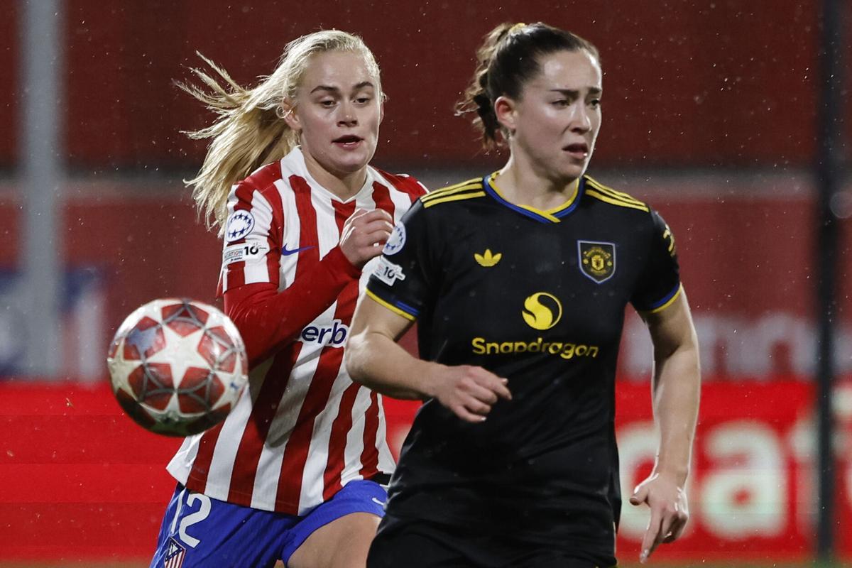 La jugadora del Manchester United, Maya Le Tissier, se escapa de la jugadora del Atlético de Madrid