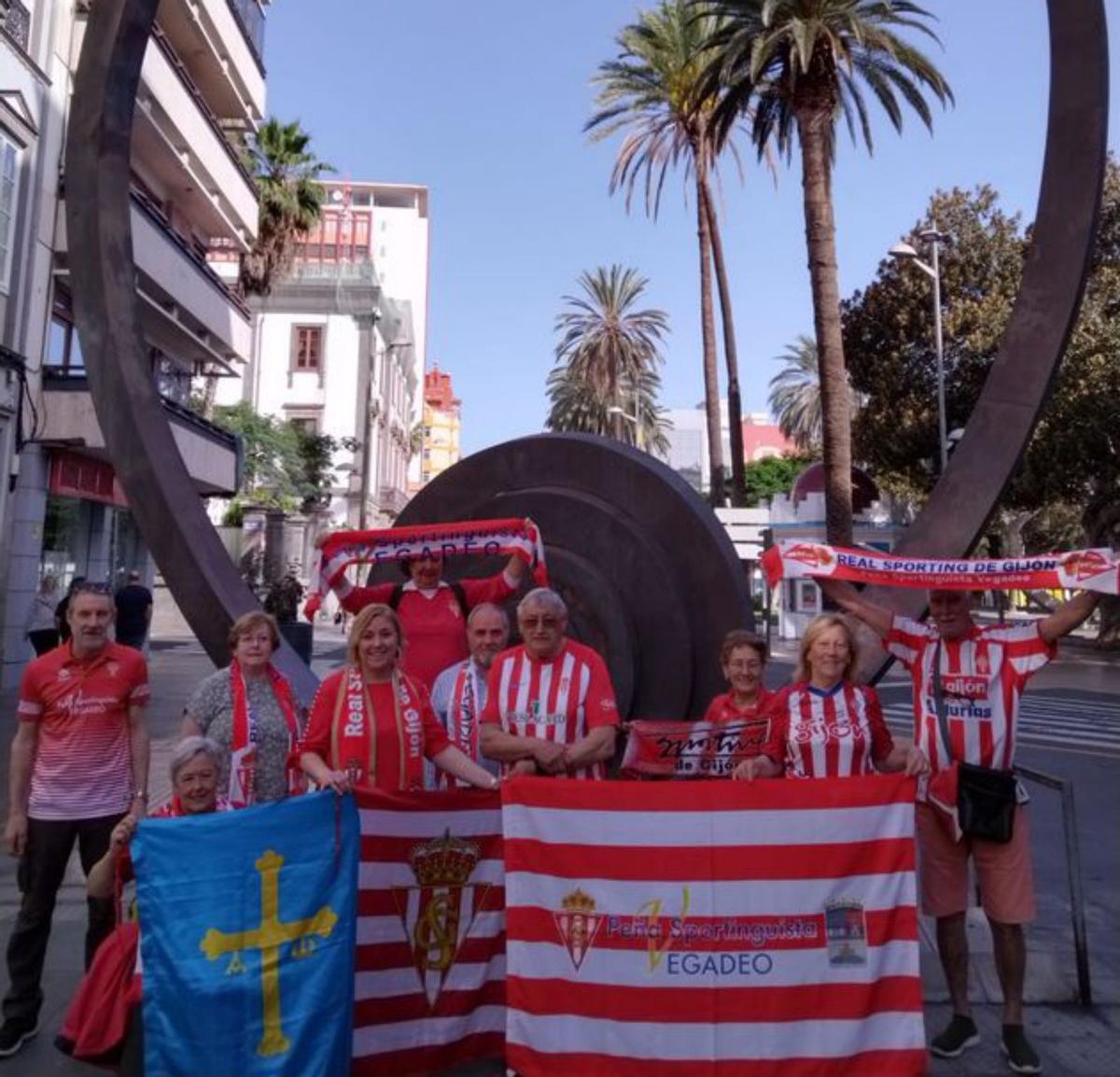 Por la izquierda, David Guerra, Joaquín Alonso, Alejandro Irarragorri y Laura Kalb, ayer, en el estadio de Gran Canaria. | RSG