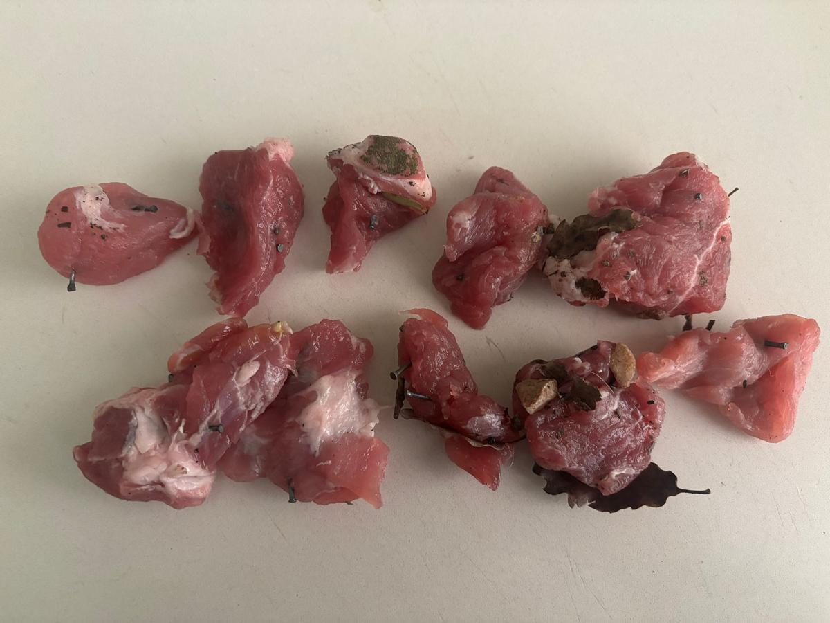 Els trossos de carn amb claus que una veïna de Canet de Fals ha trobat al seu jardí