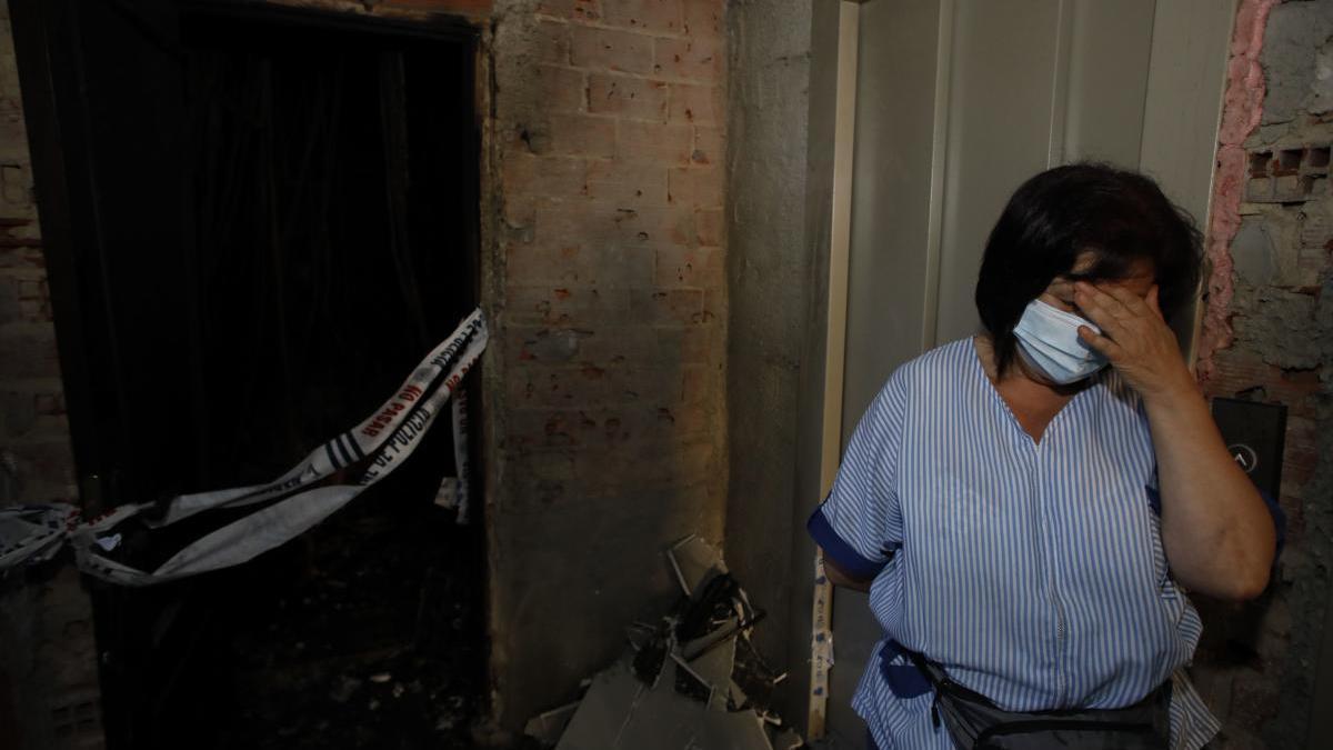 Magdalena Mourelle, ayer, en la sala del cuadro de contadores, donde se inició el fuego de la torre sur de La Estrella.