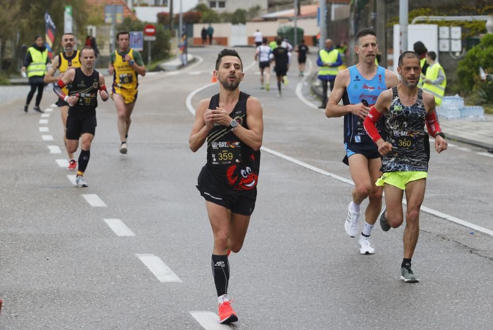 Los corredores del maratón completan la primera mitad del recorrido en los alrededores de Samil y Coruxo.