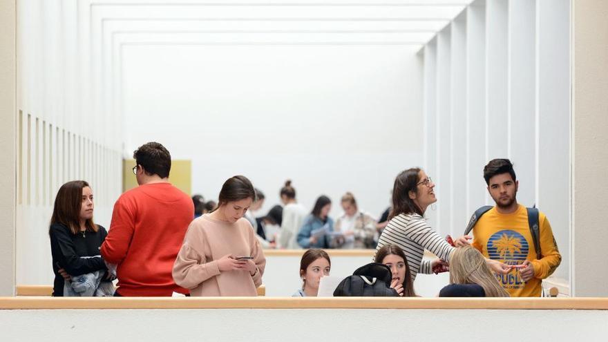 Estudiantes antes de un examen de selectividad en A Coruña en 2018.