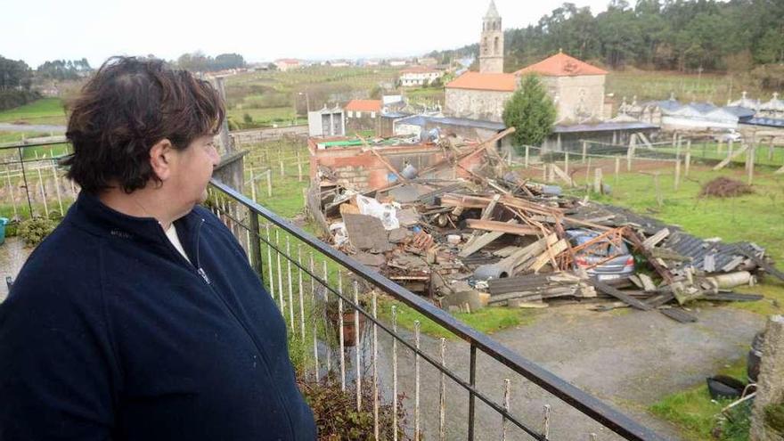 Un galpón derrumbado en San Martiño de Meis tras el paso del temporal &quot;Kurt&quot;. // Noé Parga