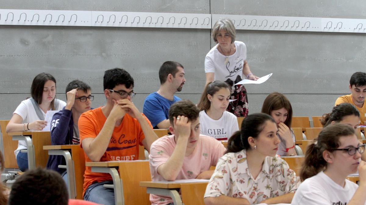 Alumnos durante un examen de Selectividad.