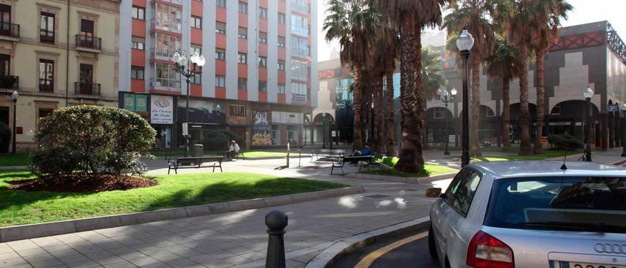 Plaza de Romualdo Alvargonzález Lanquine, con el Centro Comercial San Agustín al fondo, a la derecha.