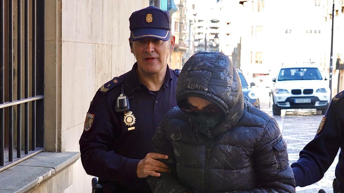 Llegada al juicio de la ahora condenada en 2022.