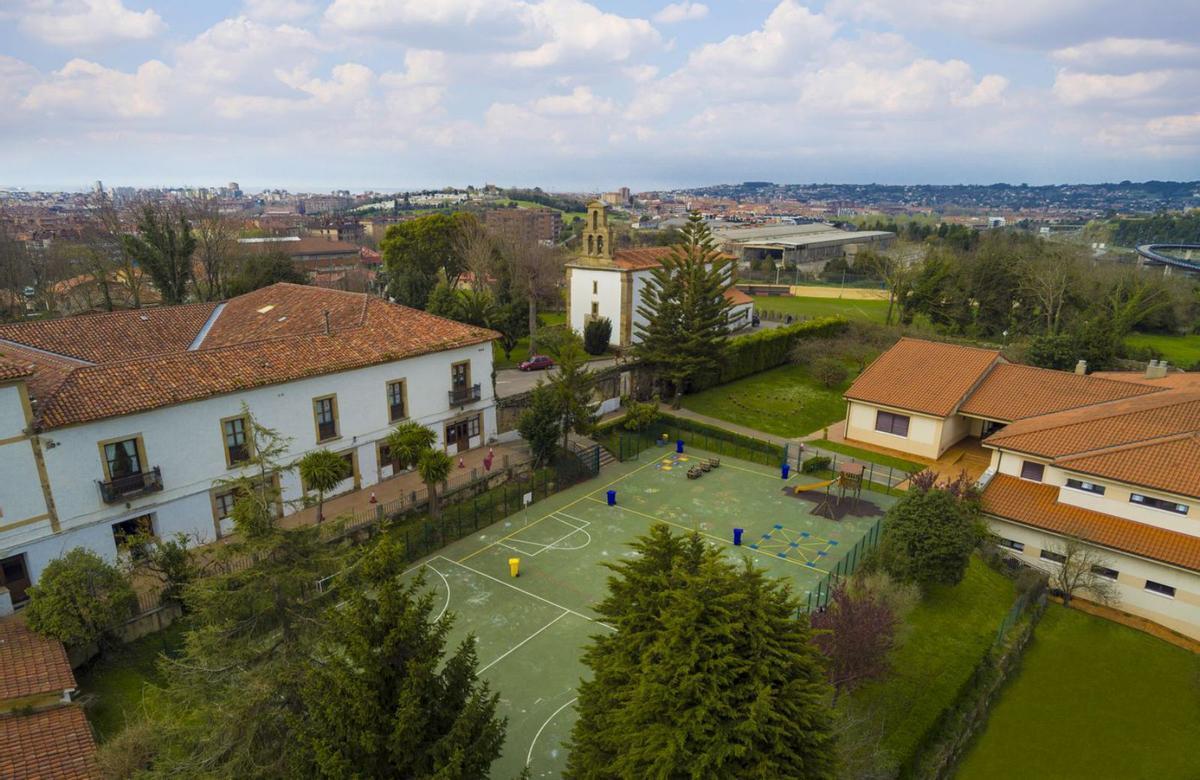 Vista aérea de las instalaciones de Educación Infantil y campos deportivos de Contrueces.| Cedida a Lne