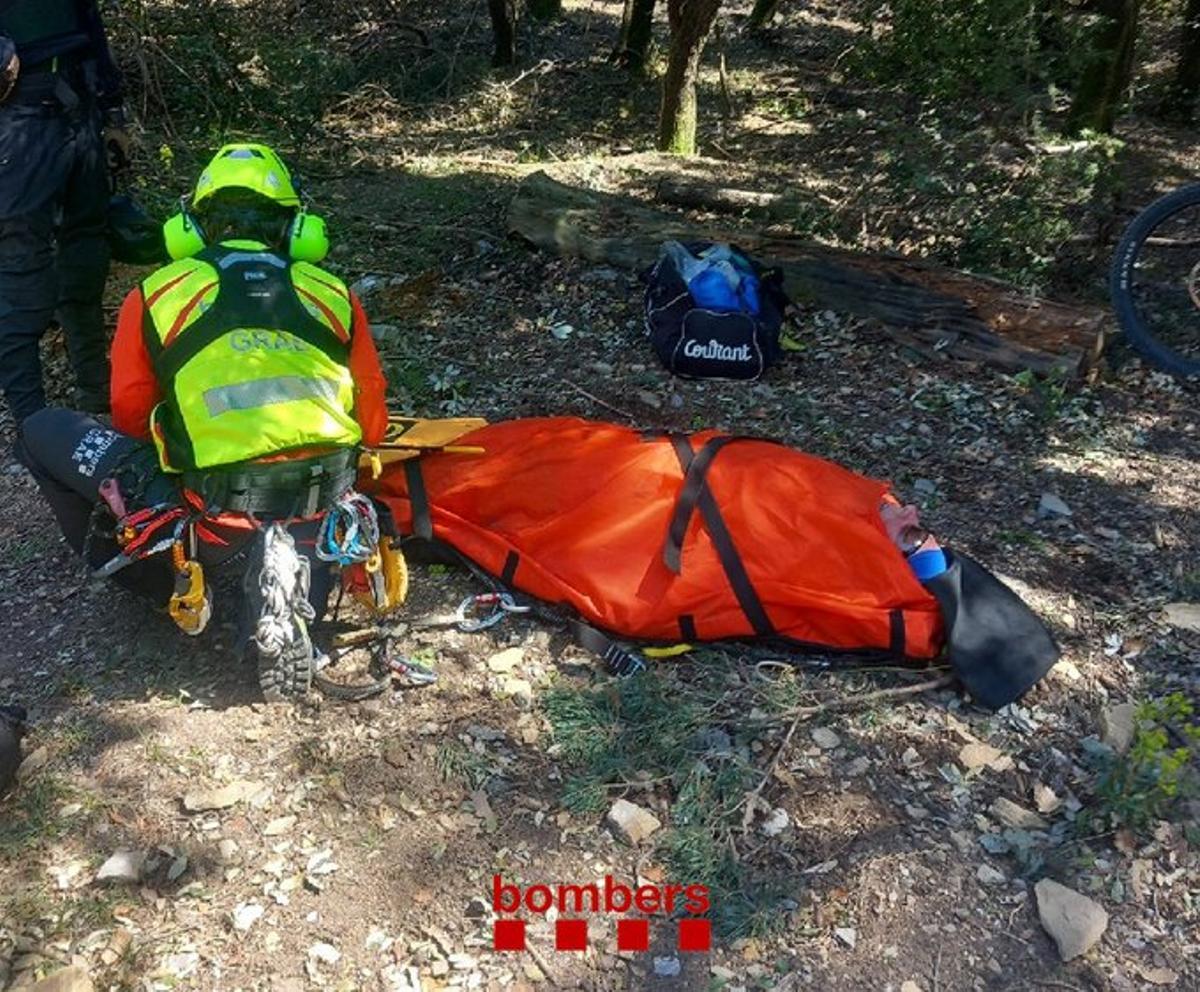Un rescate de los bomberos en el bosque este sábado santo