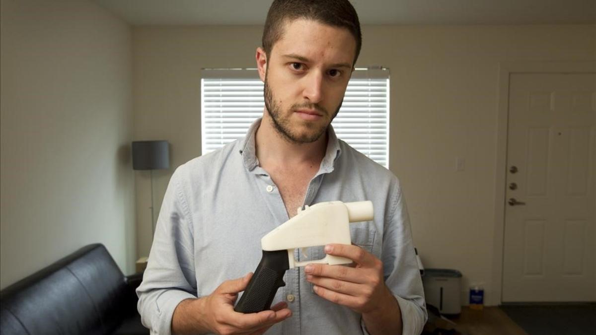 Cody Wilson posa con un arma de plástico generada con una impresora 3-D.