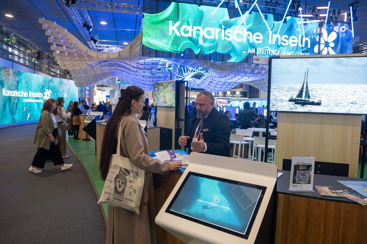 Varias personas en el pabellón de Canarias de la Feria Internacional de Turismo de Berlín.