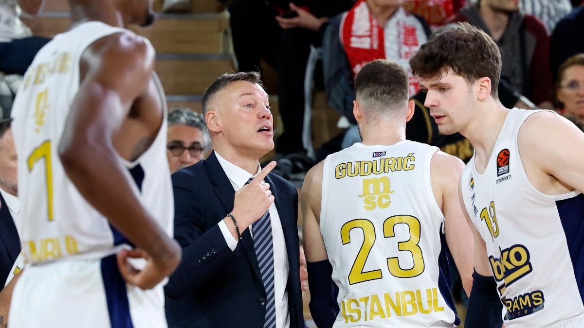 Jasikevicius, dando instrucciones a sus jugadores durante el Mónaco-Fenerbahçe