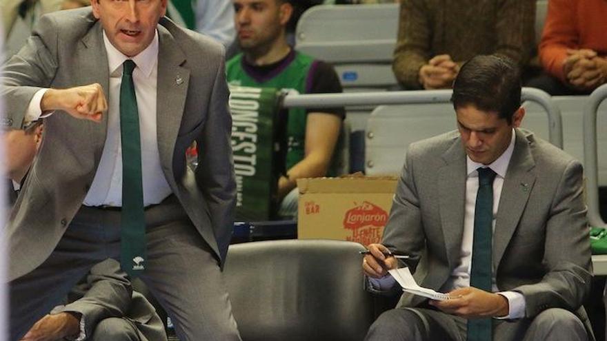 Joan Plaza, junto a Antonio Herrera, durante el partido del pasado miércoles ante el UCAM Murcia.