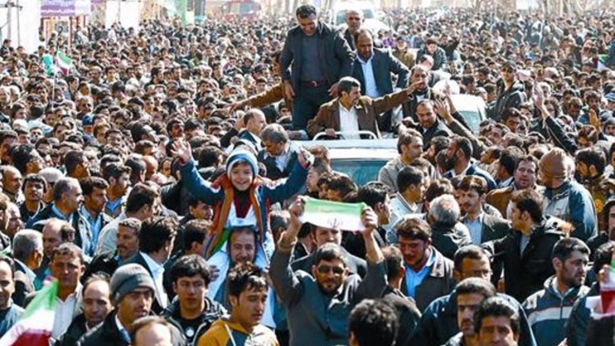 Ahmadineyad se da un baño de masas en Karaj, al oeste de Teherán, ayer.