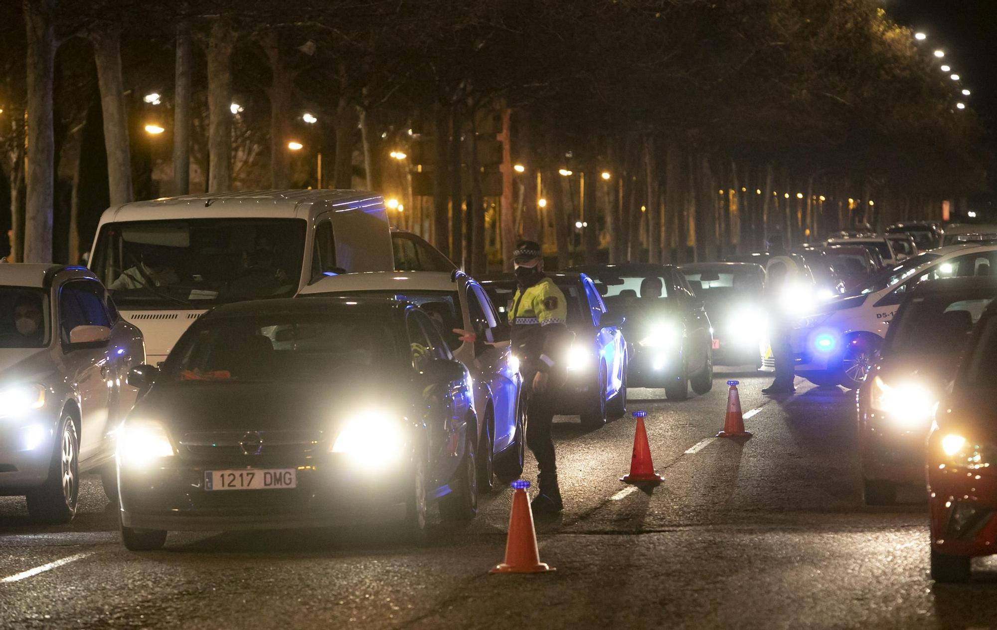 Atascos en una operación retorno para saltarse el cierre perimetral de València