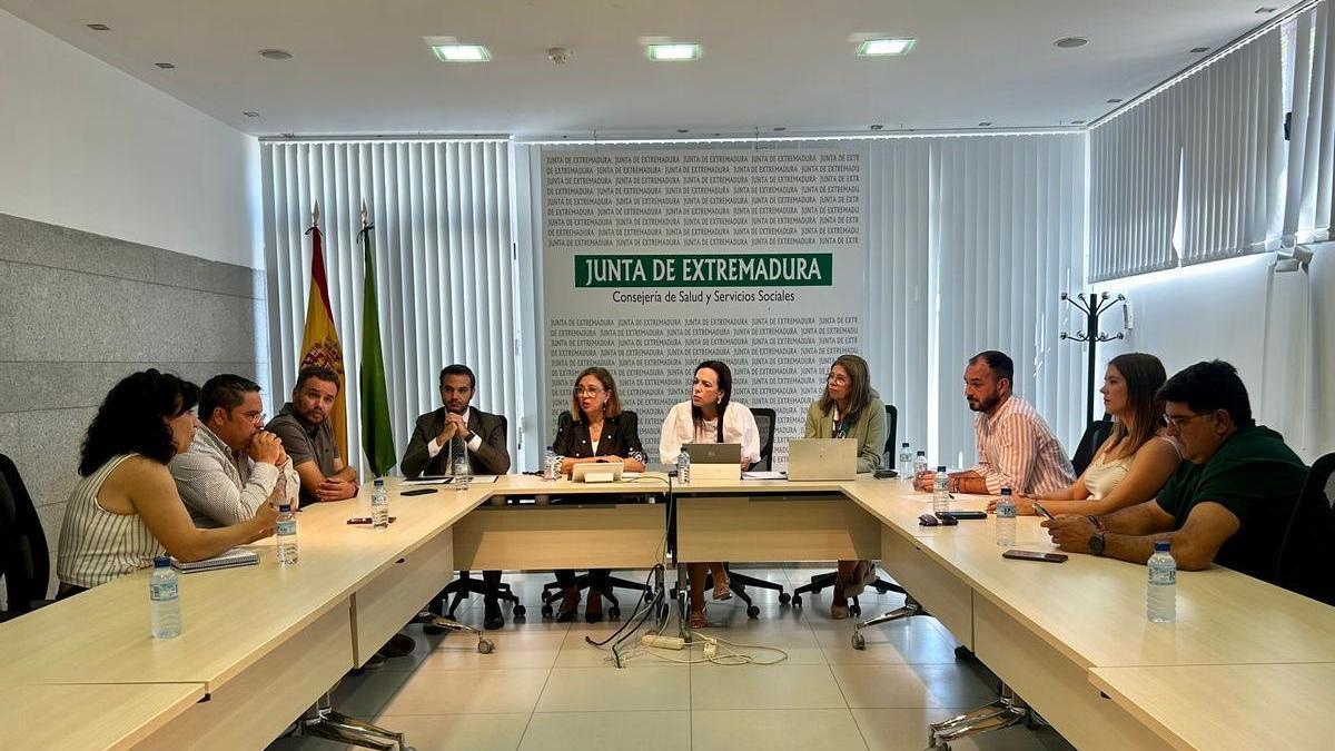 Reunión de las consejeras de Agricultura, Ganadería y Desarrollo Sostenible, Mercedes Morán, y de Salud y Servicios Sociales, Sara García Espada, con los alcaldes de los municipios afectados por el virus.