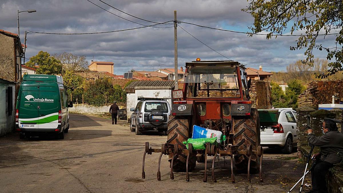 Un hombre camina por las calles de un municipio zamorano. |