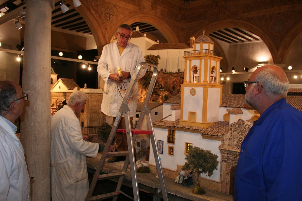 Trabajos de montaje, durante los últimos días, de la gran maqueta que ocupa la zona central del patio del Palacio de Guevara.