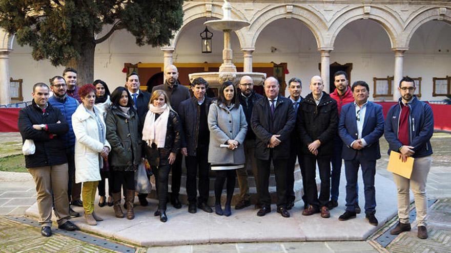 Las autoridades y empresas colaboradoras en el acto de presentación.