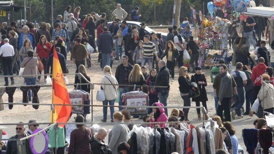 Reparto de bolsas de reciclaje en el mercado de Mascarell